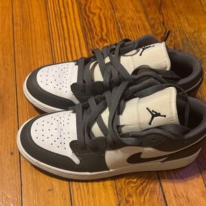 Jordan Kids Low-Top Sneakers in Black and White